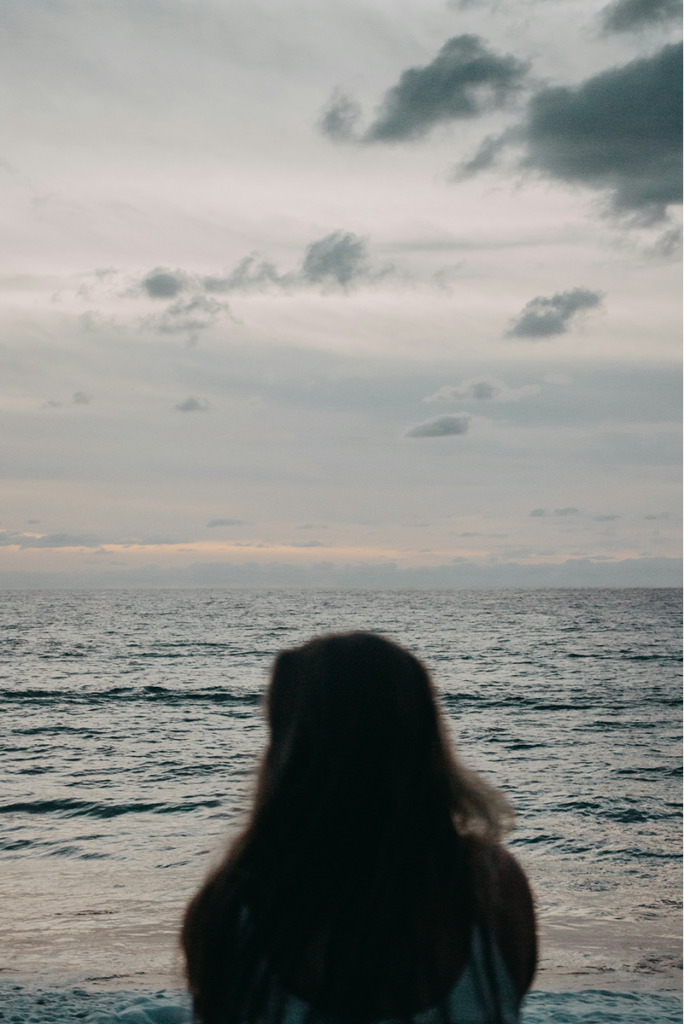 a women looking at the ocean